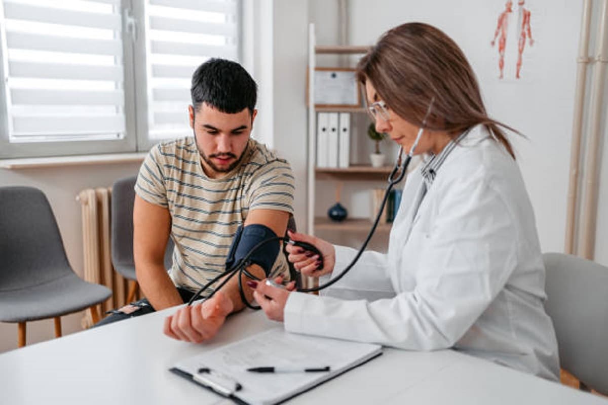Health Tips: अचानक बढ़े ब्लड प्रेशर को कम करने में मदद करेंगे ये तरीके Health Tips: अचानक बढ़े ब्लड प्रेशर को कम करने में मदद करेंगे ये तरीके