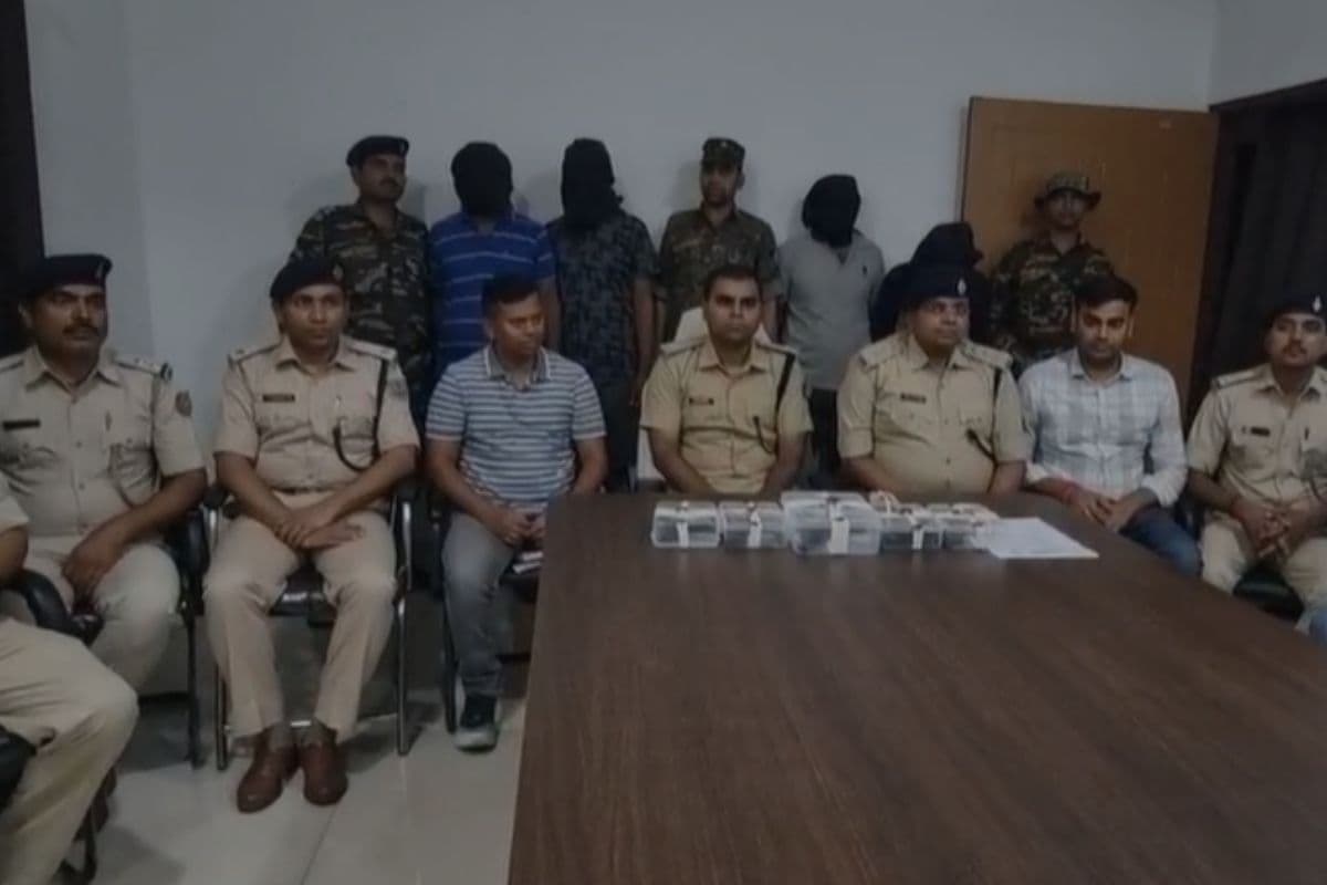 धनबाद पुलिस का एक्शन, हथियारों के साथ 4 अपराधी गिरफ्तार