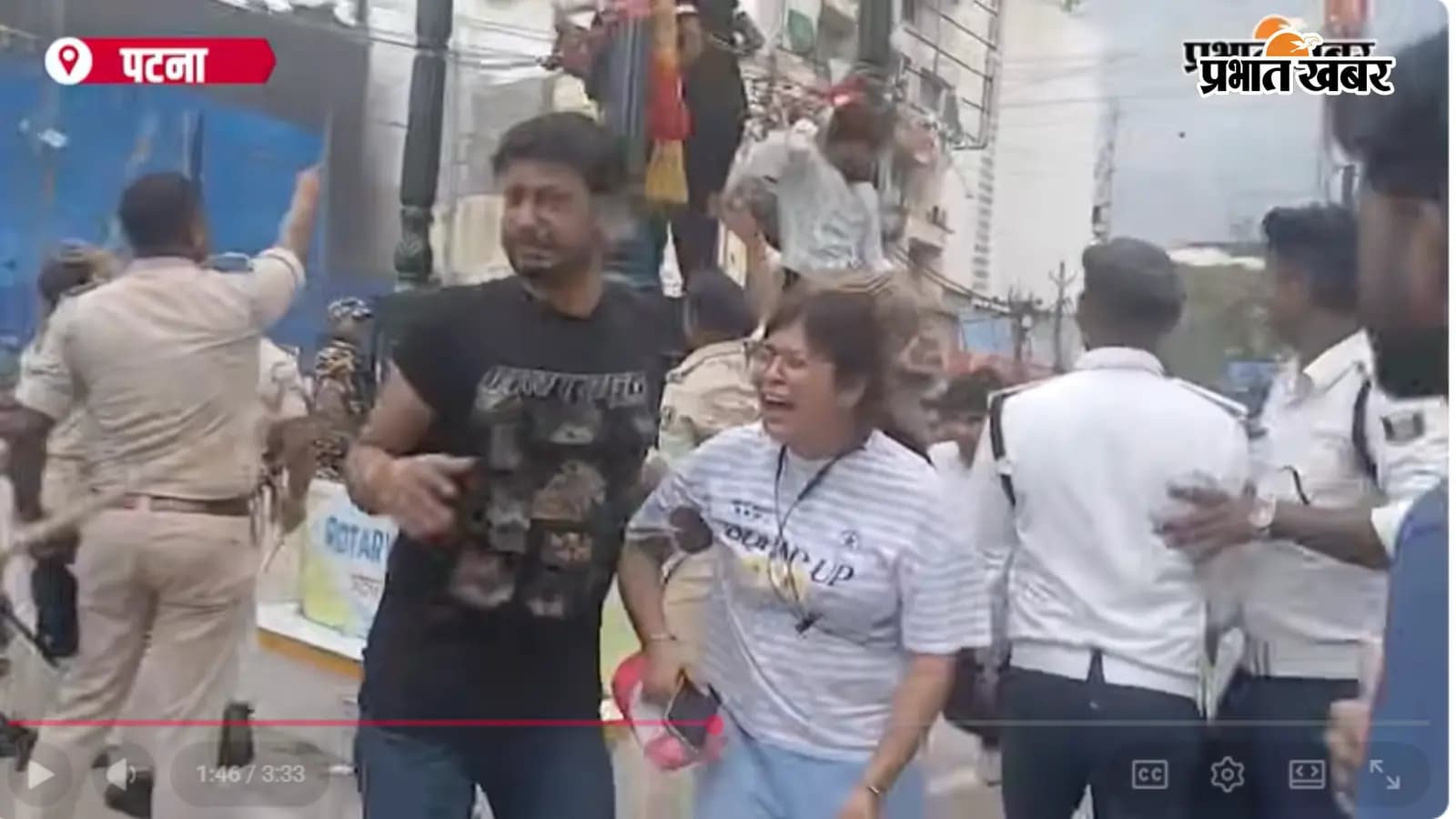 पटना छात्र आंदोलन में SSB जवान से भिड़ी लड़की, बोली- बताएं हमें क्यों मारा जाता है?