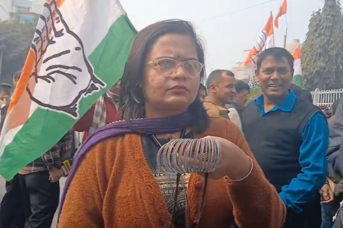 पटना हॉस्टल कांड: NEET छात्रा के लिए कांग्रेस का प्रदर्शन, चूड़ियां लेकर पहुंची महिला कार्यकर्ता ने कहा- सम्राट चौधरी को देंगे पटना हॉस्टल कांड: NEET छात्रा के लिए कांग्रेस का प्रदर्शन, चूड़ियां लेकर पहुंची महिला कार्यकर्ता ने कहा- सम्राट चौधरी को देंगे