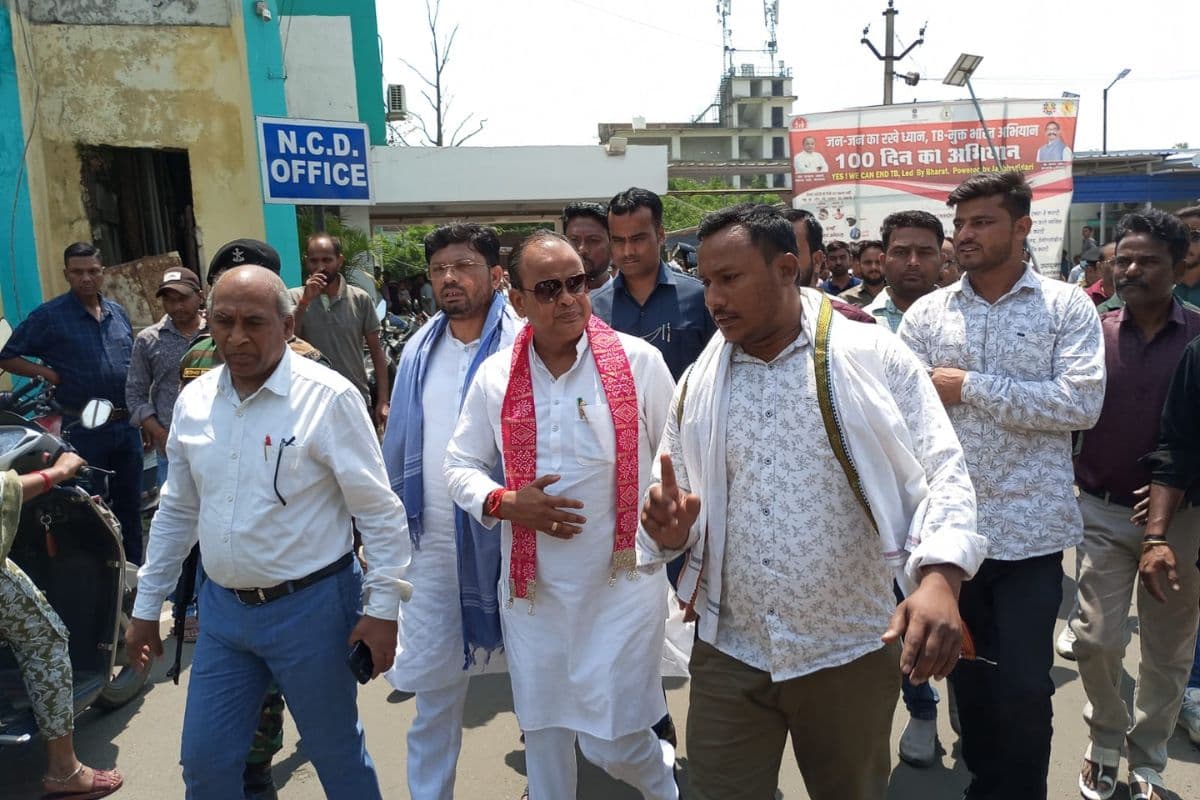 हजारीबाग: युवक-युवती का शव मिलने के बाद स्वास्थ्य मंत्री इरफान अंसारी का दौरा, पीड़ित परिवारों से की मुलाकत