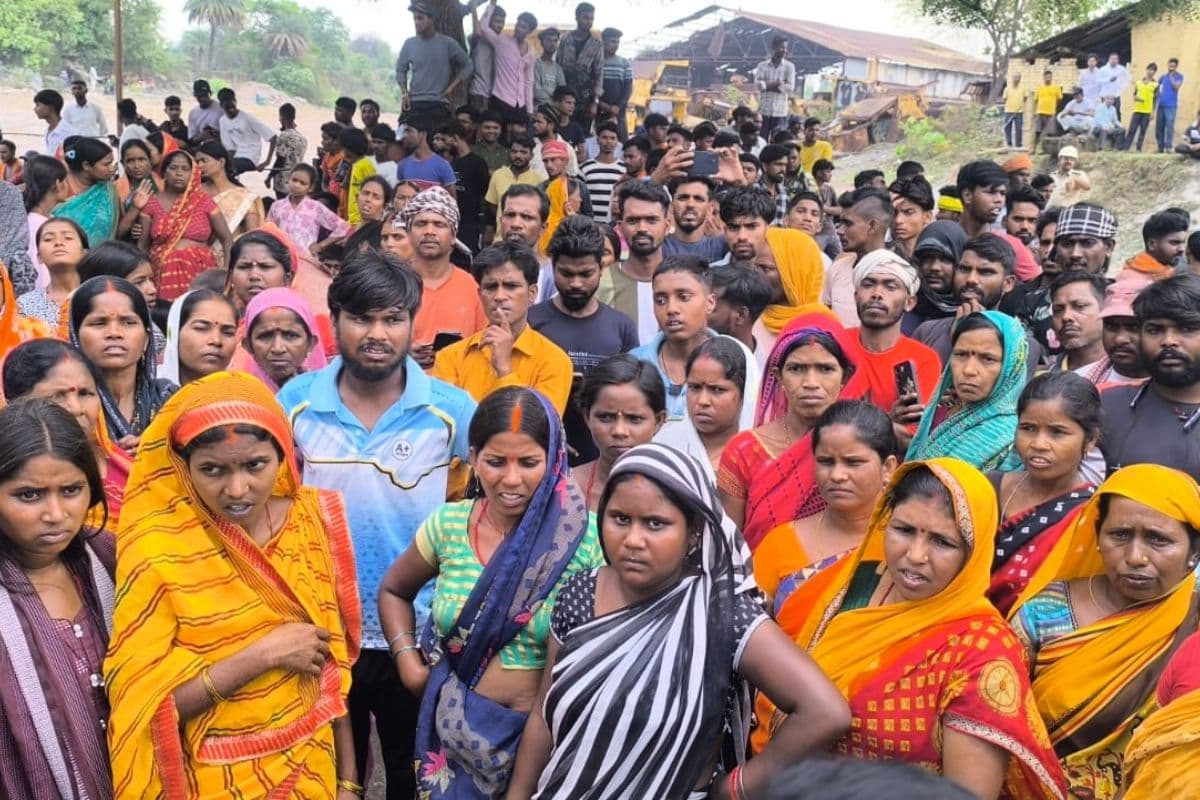 गिरिडीह: मुआवजे को लेकर हंगामा, शव के साथ प्रदर्शन के दौरान पथराव, पुलिस ने किया लाठीचार्ज