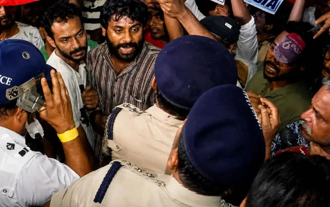 बंगाल: जादवपुर में रात भर चला बुलडोजर, प्रदर्शन कर रहे फेरीवाले पर पुलिस ने किया लाठीचार्ज