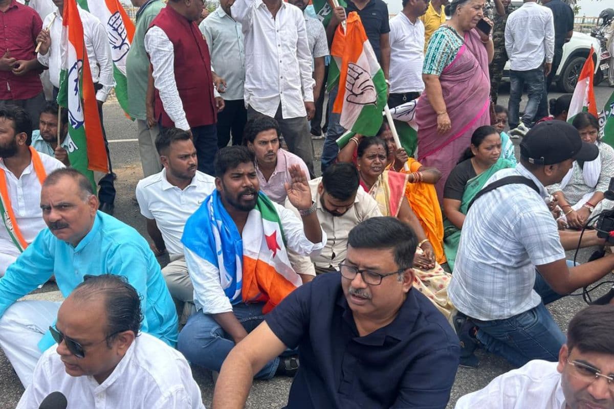परिमल नथवानी का नामांकन रद्द करने की मांग को लेकर झारखंड विधानसभा के बाहर कांग्रेस का धरना