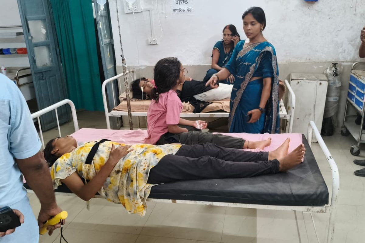 गढ़वा कस्तूरबा गांधी आवासीय स्कूल फूड प्वाइजनिंग मामला: अभिभावकों ने लगाए खाने पर गंभीर आरोप