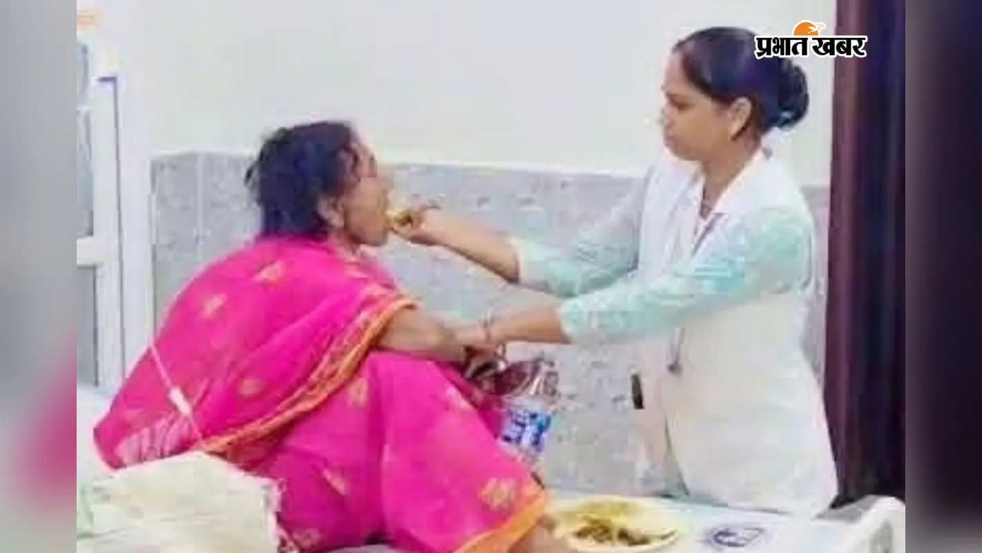 वृद्ध महिला को खाना खिलाती एएनएम बसंती प्रिया वृद्ध महिला को खाना खिलाती एएनएम बसंती प्रिया