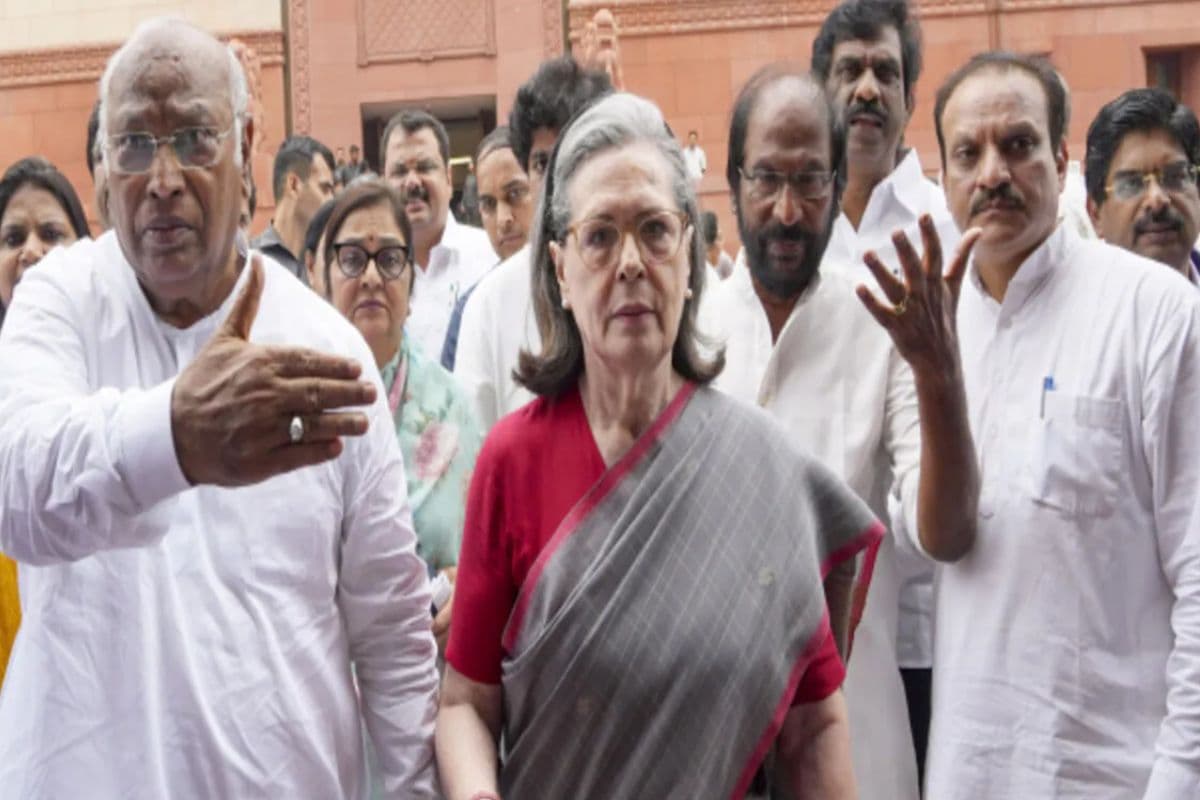 Monsoon Session: संसद में बजट पर चर्चा के दौरान हंगामा, विपक्ष ने मोदी सरकार पर लगाया भेद-भाव का आरोप