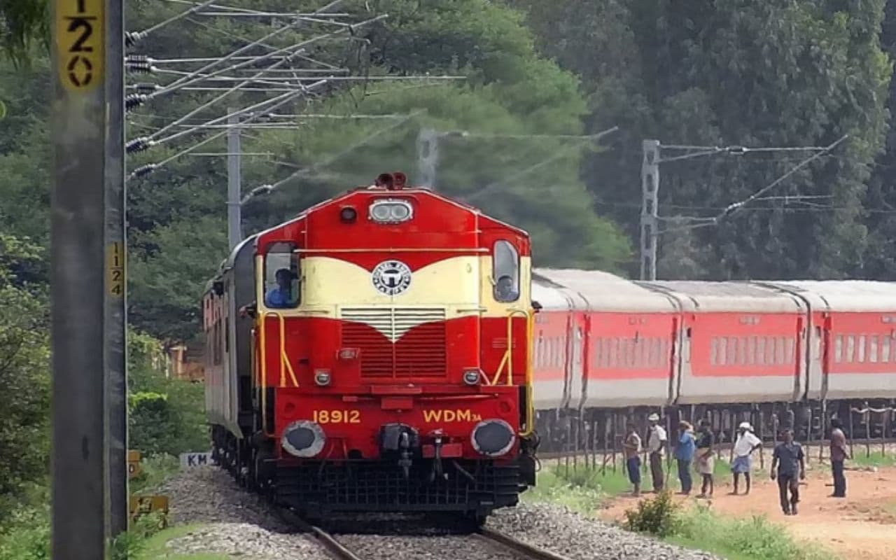 Good News: दिवाली-छठ से पहले रेलवे ने बिहार के लिए शुरू की 15 स्पेशल ट्रेन, जानें कब और कहां से चलेगी Good News: दिवाली-छठ से पहले रेलवे ने बिहार के लिए शुरू की 15 स्पेशल ट्रेन, जानें कब और कहां से चलेगी