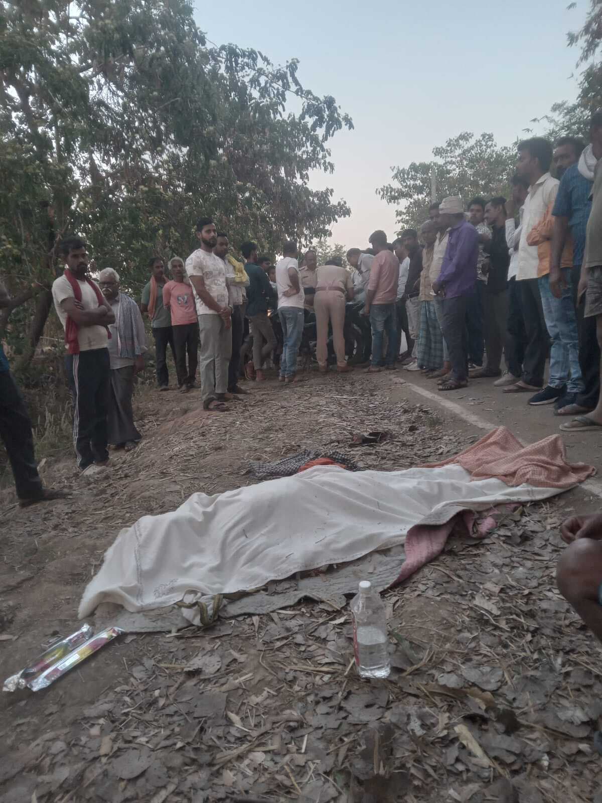 करकट लदा इ-रिक्शा अनियंत्रित होकर पलटा, दबकर किशोर की मौत