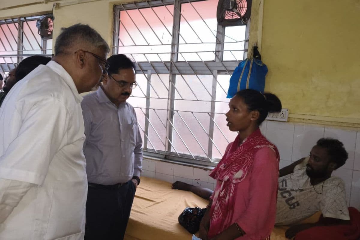 प्रभात इंपैक्ट: सिरोसिस से पीड़ित जगरनाथ से मिले गुमला डीसी, राशन और आयुष्मान कार्ड शीघ्र बनाने का निर्देश