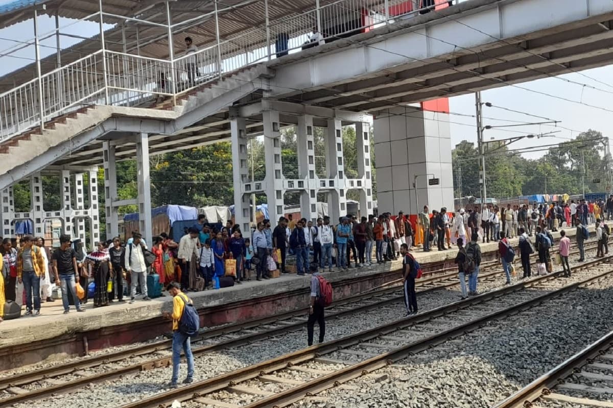 डालटनगंज-गढ़वा रोड जंक्शन पर 38 घंटे बाद सुधरा यात्री ट्रेनों का परिचालन, स्टेशनों पर चहल-पहल बढ़ी