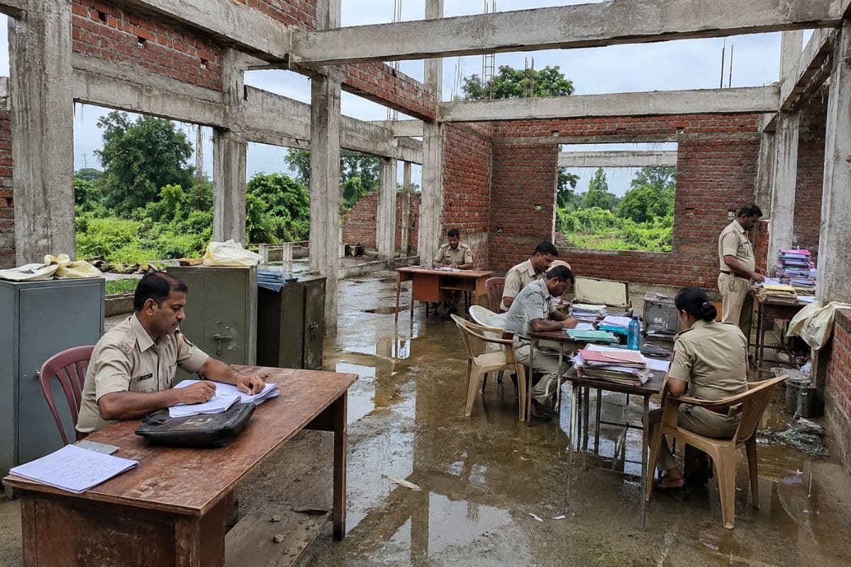 डीएम-एसपी कार्यालय के पास बना होमगार्ड भवन छह साल से अधूरा, तय समय के बाद भी काम नहीं हुआ पुरा डीएम-एसपी कार्यालय के पास बना होमगार्ड भवन छह साल से अधूरा, तय समय के बाद भी काम नहीं हुआ पुरा