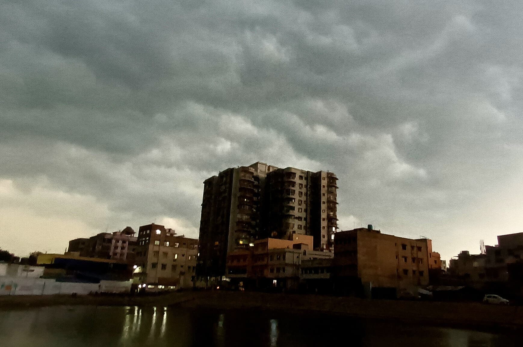 दिन में उमस से परेशानी, शाम में झमाझम बारिश के बाद राहत