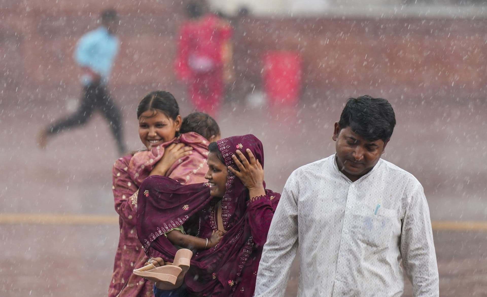 Bihar Weather: рдкрдЯрдирд╛-рдирд╛рд▓рдВрджрд╛ рд╕рд╣рд┐рдд рдХрдИ рдЬрд┐рд▓реЛрдВ рдореЗрдВ рднрд╛рд░реА рдмрд╛рд░рд┐рд╢ рдХрд╛ рдЕрд▓рд░реНрдЯ, рднрд╛рдЧрд▓рдкреБрд░ рдореЗрдВ рдмрджрди рдЬрд▓рд╛ рд░рд╣реА рдЪреБрднрддреА рдзреВрдк