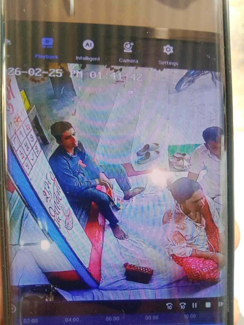 ज्वेलरी दुकान से महिला का बैग चोरी, सीसीटीवी में कैद हुआ युवक