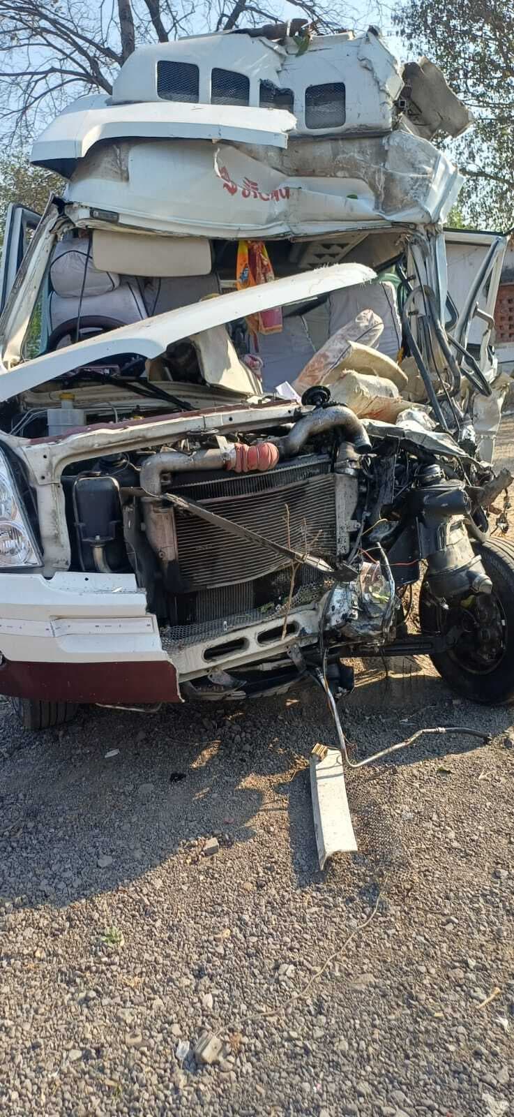 सड़क हादसा. तमिलनाडु के यात्रियों से भरी ट्रैवलर बस ने ट्रक में मारी टक्कर, एक की मौत, 19 जख्मी