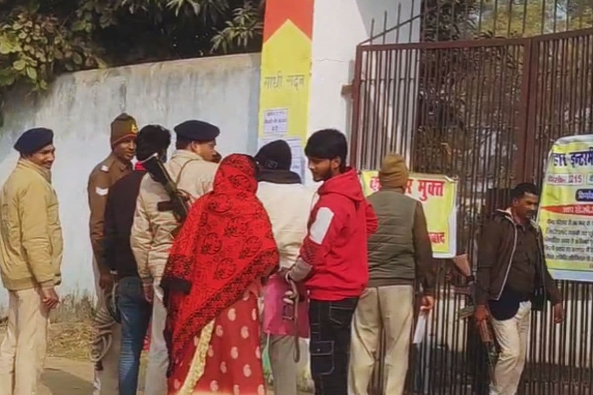 हथकड़ी में इंटर की परीक्षा देने पहुंचे दो छात्र, बिहार बोर्ड परीक्षा के पहले दिन दिखा हैरान करने वाला नजारा