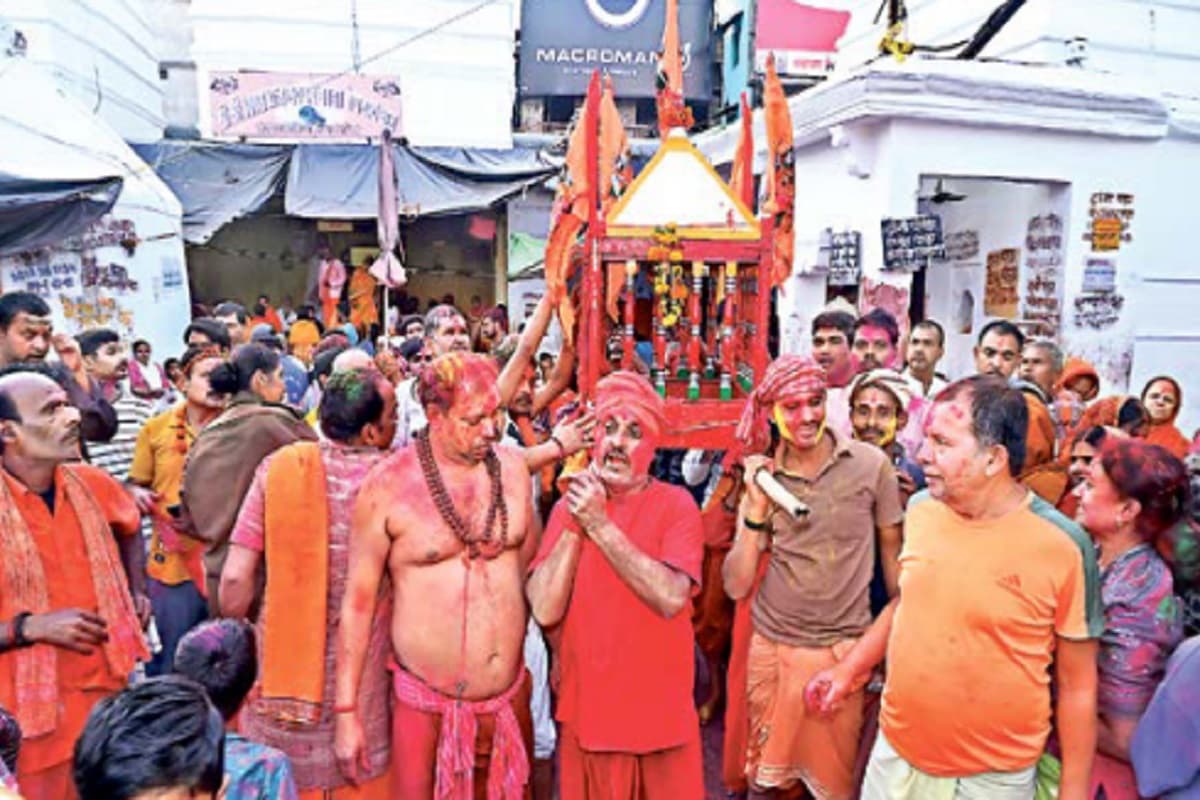 बाबा पर गुलाल अर्पित होते ही देवघर में होली शुरू, अल सुबह 5:11 बजे होलिका दहन