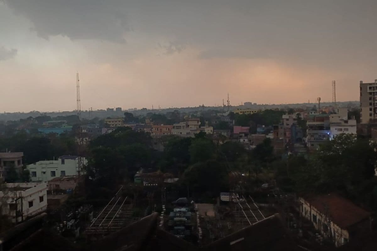 Ranchi Weather: दिन में अंधेरा, झमाझम बारिश से मौसम हुआ सुहाना; कई जिलों में ऑरेंज अलर्ट