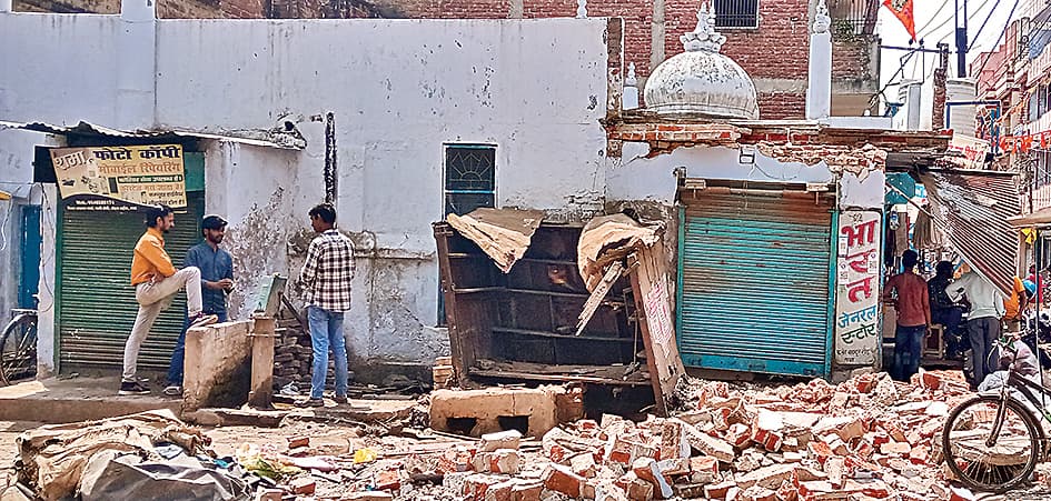 तेज आंधी-पानी से शिवाला रोड में मस्जिद की दीवार गिरी, तीन घंटे गुल रही बिजली