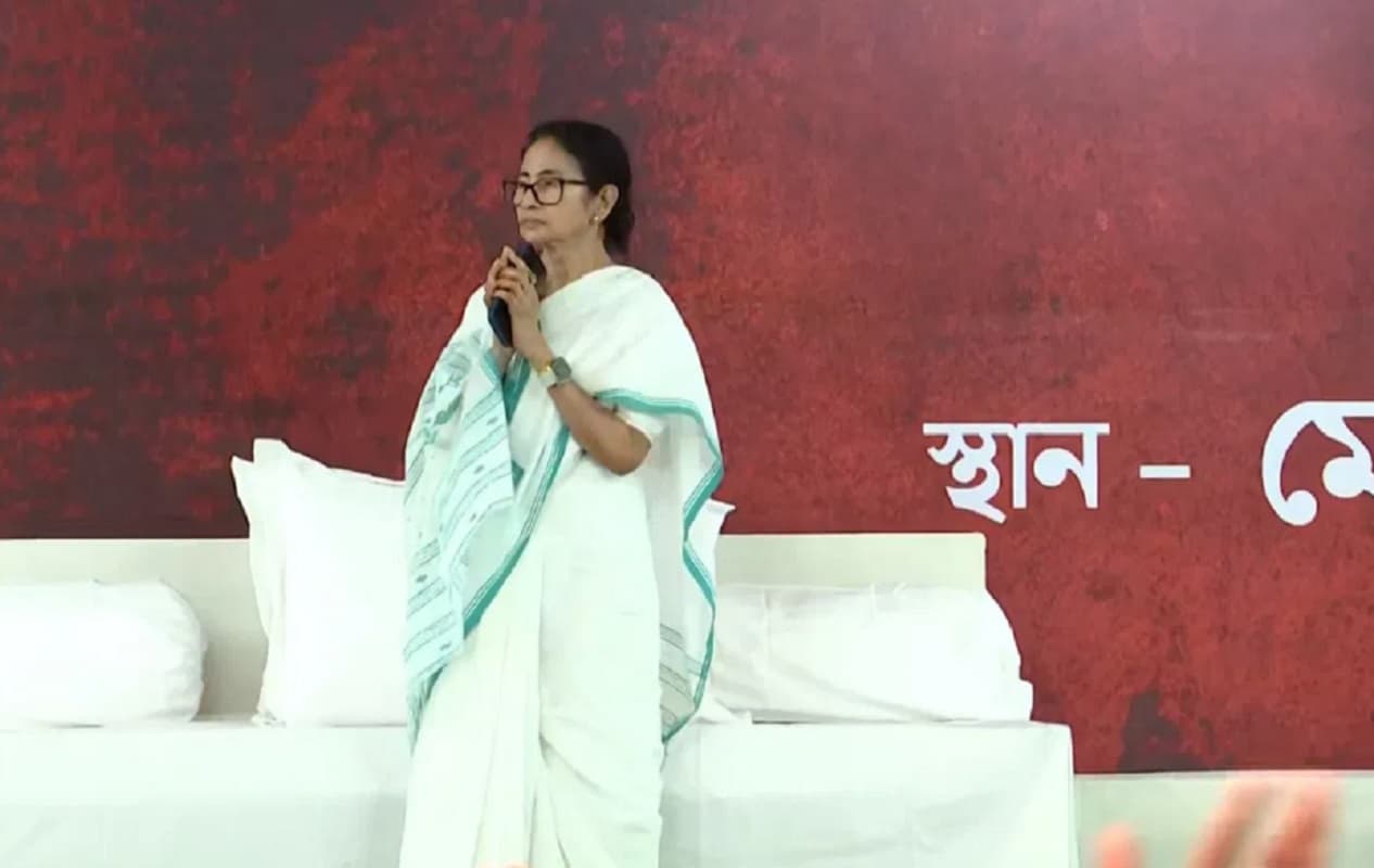 ममता बनर्जी 20 साल बाद धरने पर, दावा- बीजेपी-चुनाव आयोग को करूंगी बेनकाब