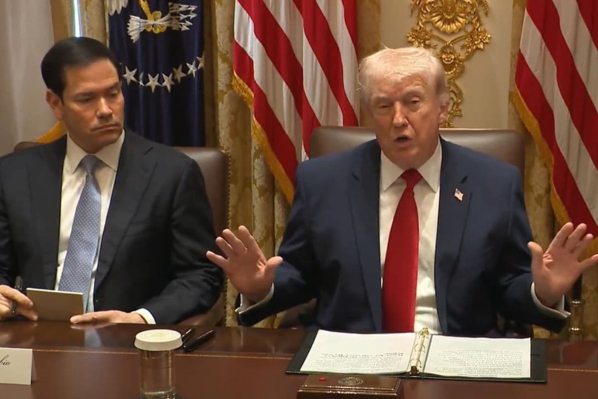 शांति वार्ता के बीच ट्रंप ने होर्मुज खोलने का किया दावा, कहा- ईरान बुरी तरह हार रहा