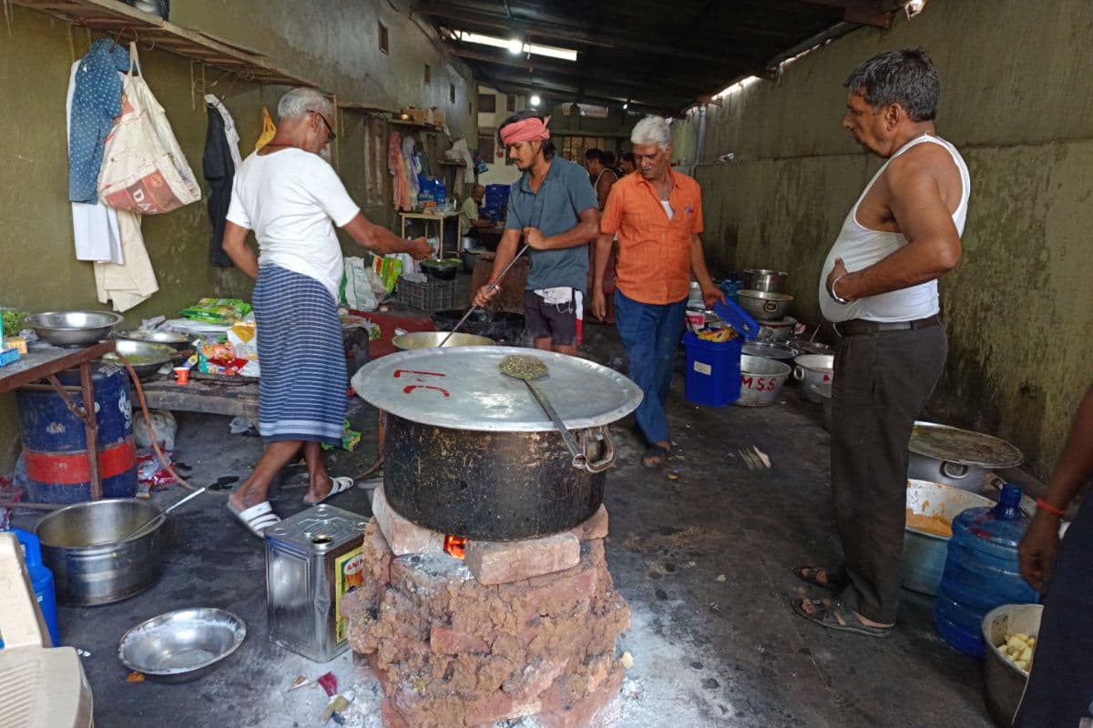 रांची: शादियों की खुशियों पर 'सिलेंडर का ग्रहण'! गैस की किल्लत से अब कोयला और इंडक्शन चूल्हा ही सहारा