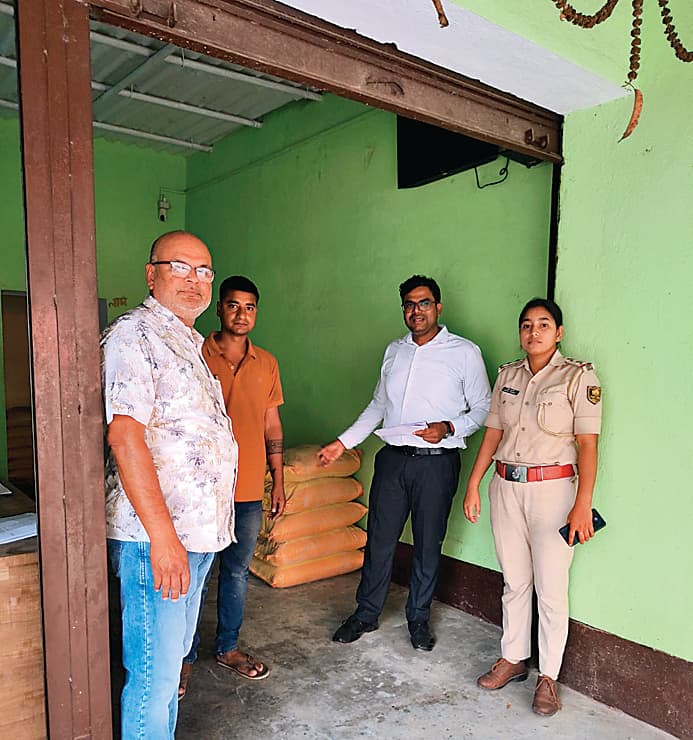 खाद की कालाबाजारी पर डीएम का हंटर, 13 दुकानों का लाइसेंस निलंबित, दो सील