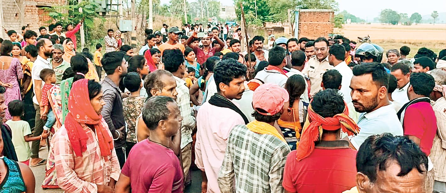 खेत में लगी आग बुझाने गये युवक की करेंट से मौत, लोगों ने किया सड़क जाम