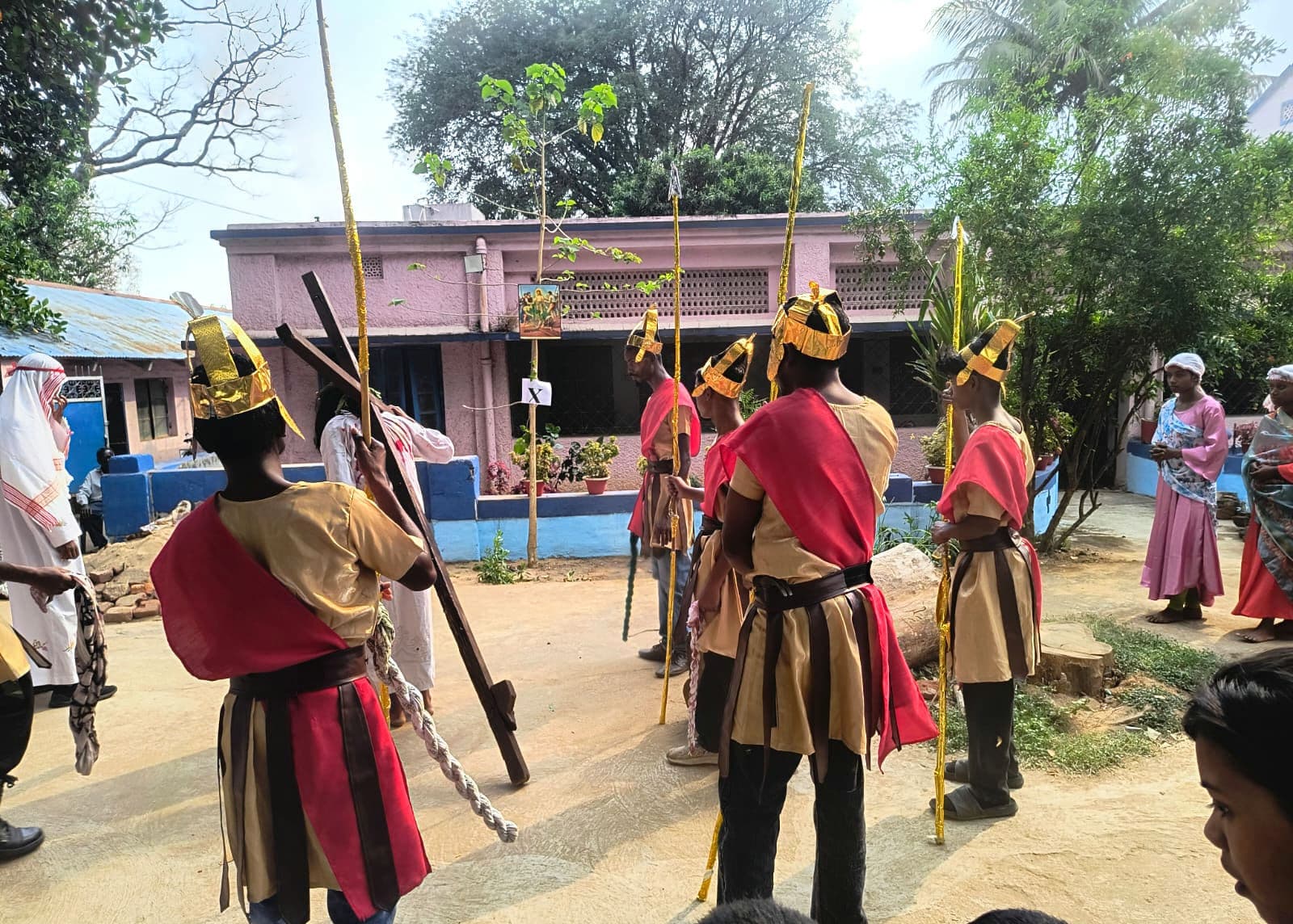 गुड फ्राइडे : आराधना सभा व क्रूस यात्रा निकाली