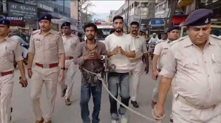 Jamshedpur News : आजादनगर : सड़क पर पिस्तौल लहराने वाले दो अपराधियों को पुलिस ने दो किमी पैदल घुमाया