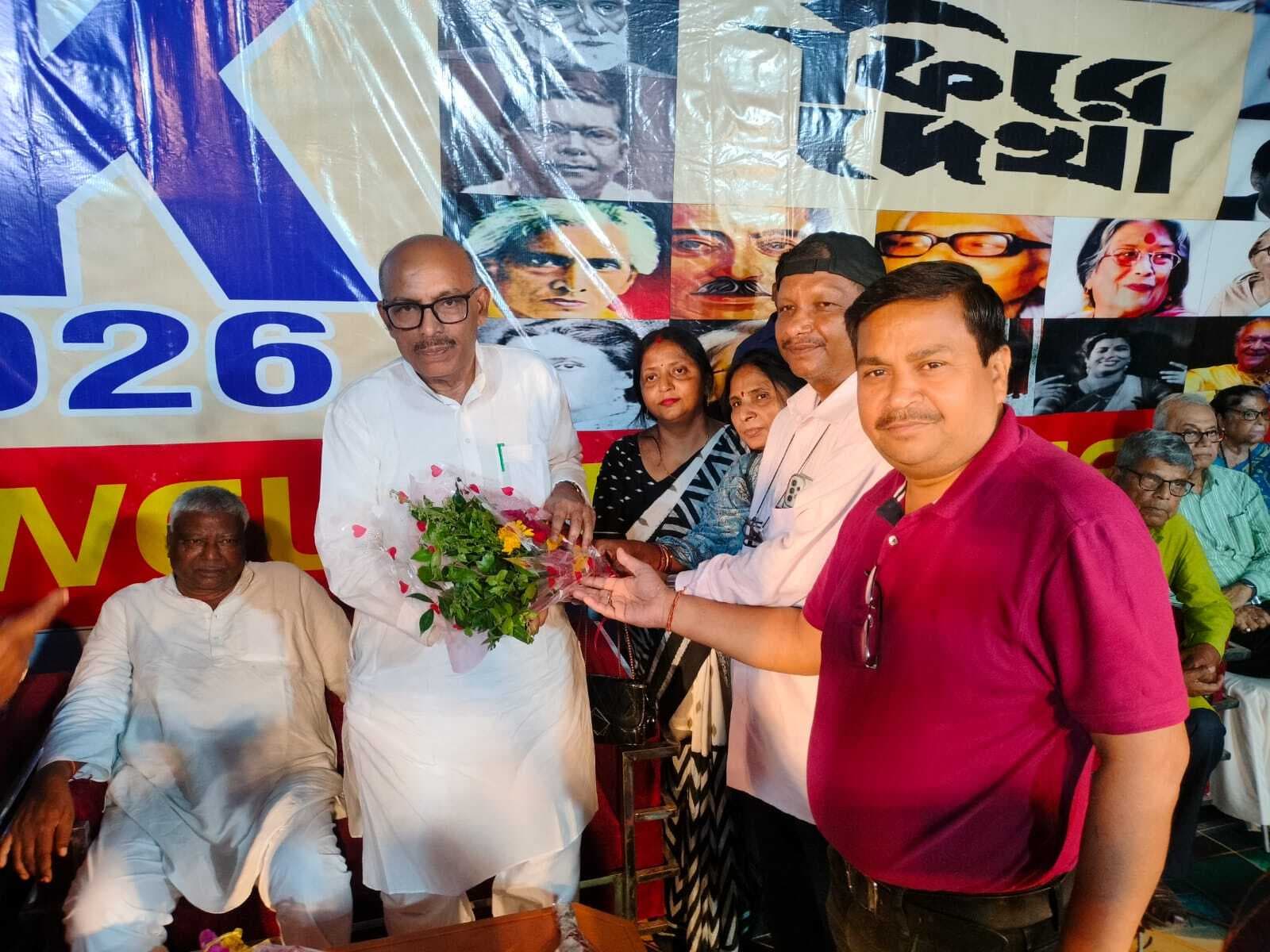 Dhanbad News: मोबाइल नहीं, पुस्तकों से जुड़े युवा पीढ़ी : विधानसभा अध्यक्ष