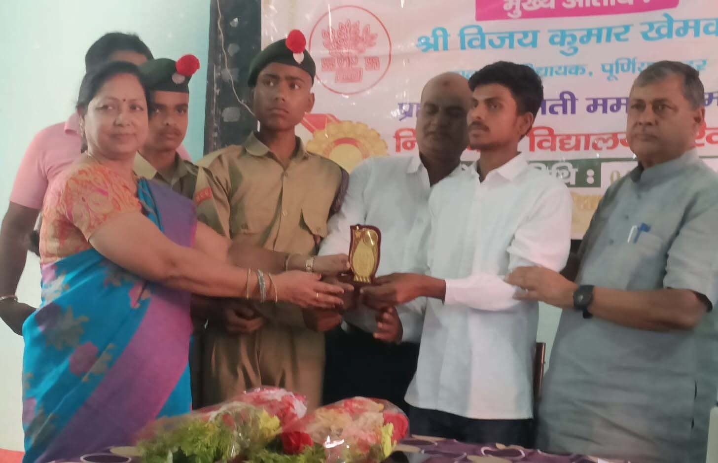 बीबीएम उमावि में विद्यालय प्रबंध समिति ने मैट्रिक व इंटर टॉपरों को किया सम्मानित