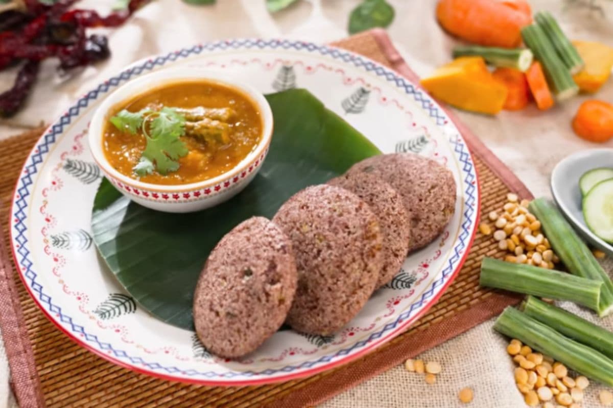 अपने ब्रेकफास्ट को बनाएं और भी खास, सिर्फ 15 मिनट में बनाएं सॉफ्ट और फ्लफी रागी इडली