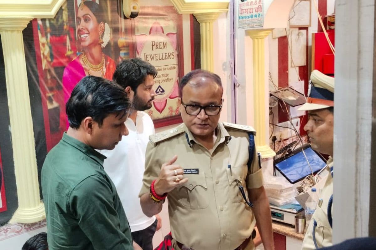 दरभंगा में दिनदहाड़े 2 करोड़ से ज्यादा की लूट, ज्वेलरी शॉप में घुसे हथियारबंद बदमाश, बोले- कुछ बोले तो ठोक देंगे