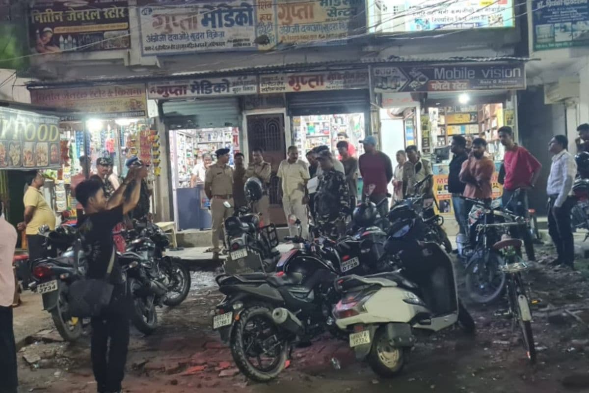 Darbhanga News: दरभंगा में चश्मे की दुकान की आड़ में कोडीन सिरप का धंधा, 43 बोतल कोडीन कफ सिरप और ₹25 लाख कैश बरामद