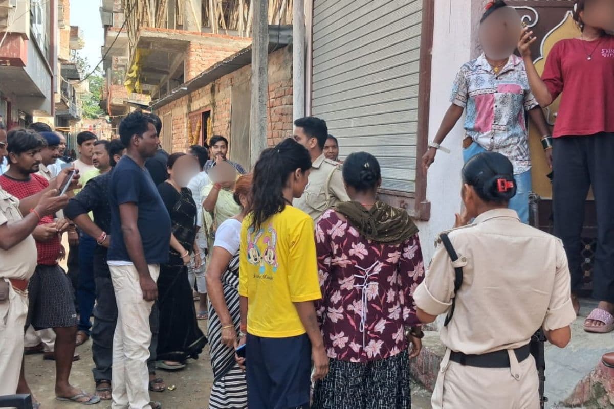 Darbhanga News: आर्केस्ट्रा की आड़ में नाबालिग से गलत धंधा कराने का आरोप, युवतियों ने युवक के घर बोला धावा
