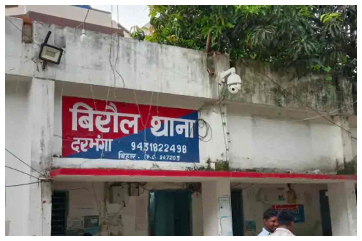 Darbhanga News: 100 लीटर गुड़ की शराब और 5 लीटर चुलाई जब्त, पुलिस की छापेमारी से तस्करों में हड़कंप