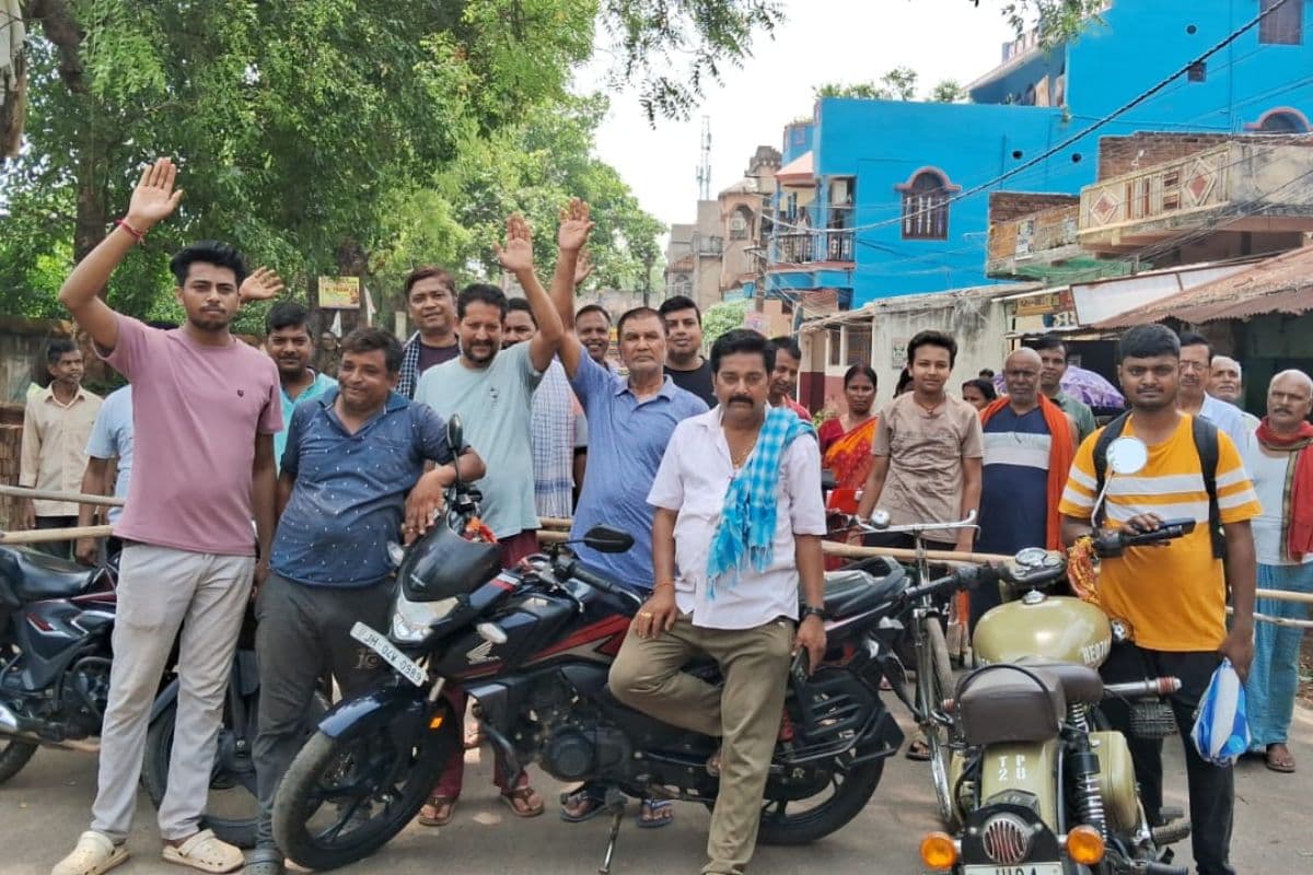 Dumka: सांसद नलिन सोरेन के मुहल्ले में ही बिजली व्यवस्था चरमराई, लोगों ने किया रोड जाम
