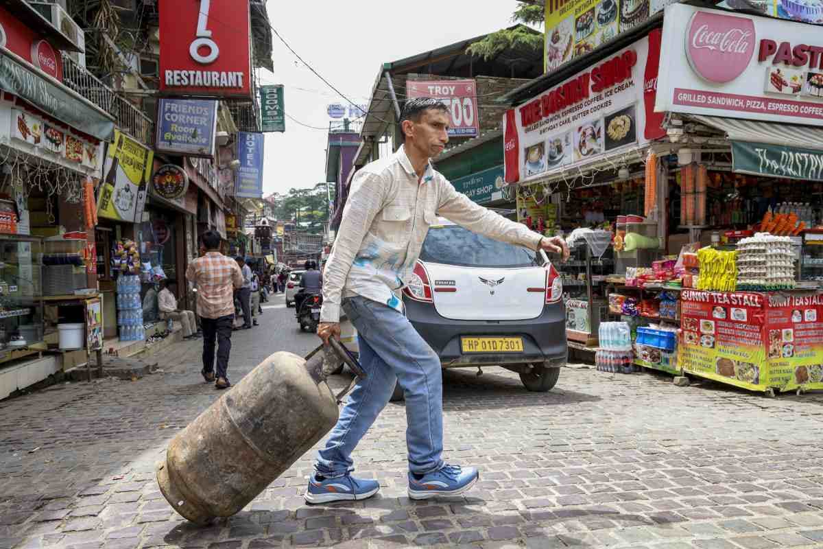 LPG के दाम बढ़े, कांग्रेस ने कहा- मोदी की वसूली जारी