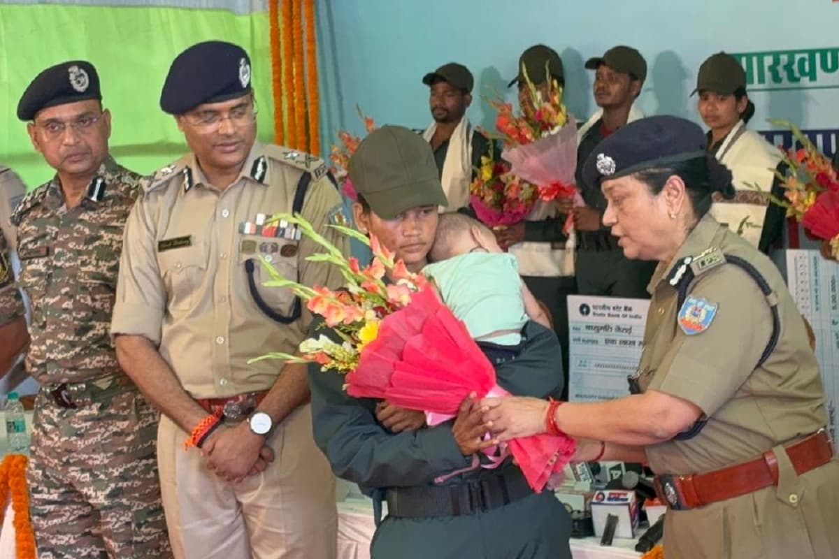 झारखंड में सरेंडर पॉलिसी क्या है, आत्मसमर्पण करने वाले नक्सली को कितना मिलेगा पैसा?