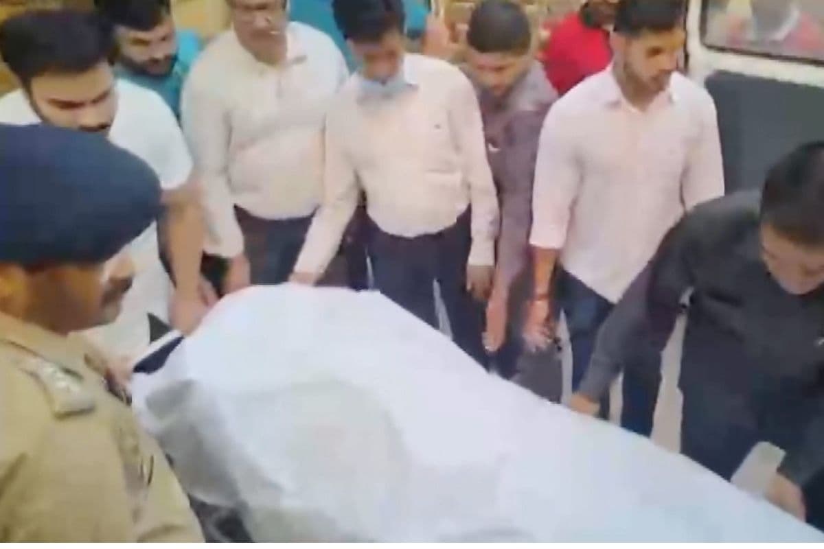 लखनऊ पहुंचीं अपर्णा यादव, पोस्टमॉर्टम के बाद घर ले जाया गया प्रतीक का पार्थिव शरीर