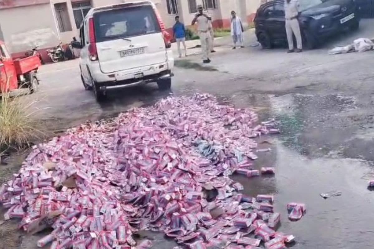 सीवान: नौतन थाना परिसर में 882 लीटर देशी-विदेशी शराब विनष्ट