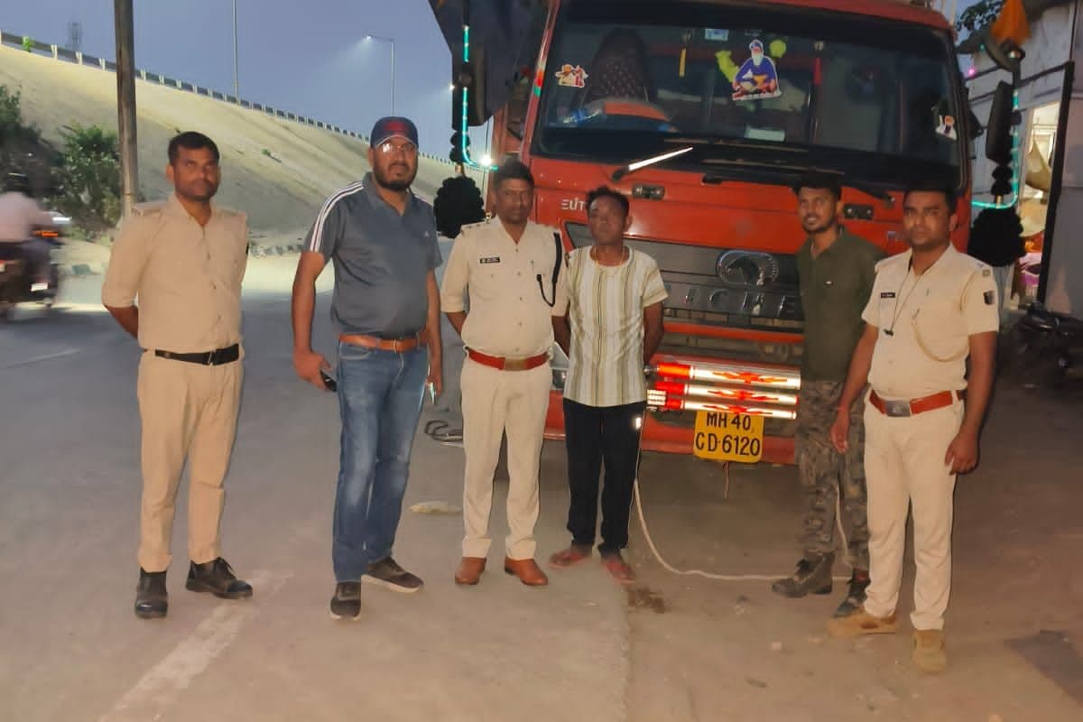 बक्सर में शराब तस्करों का बड़ा खेल बेनकाब! ट्रक के सीक्रेट चेंबर से करोड़ों की विदेशी शराब बरामद