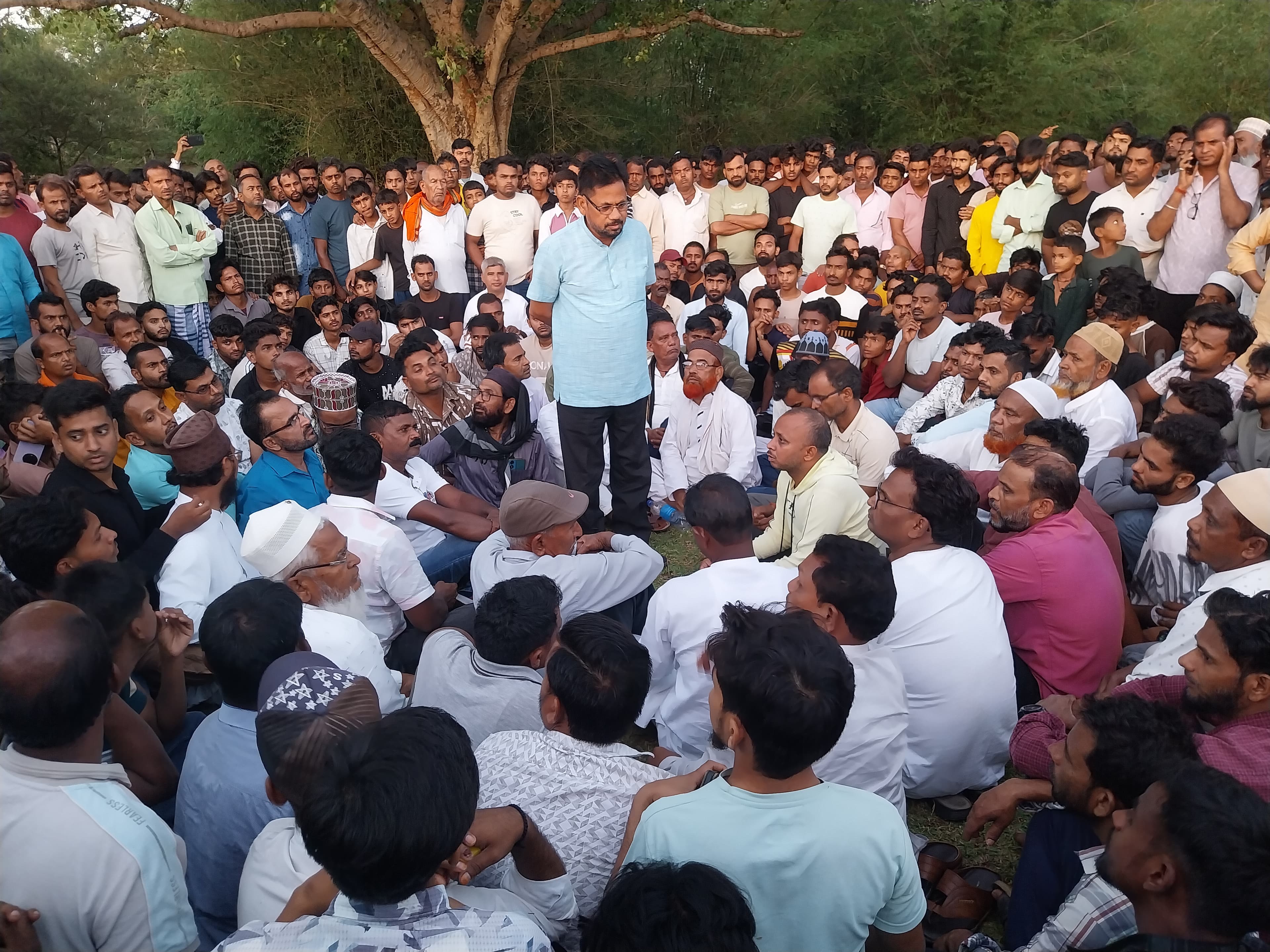Giridih News :पेड़ से दबकर अधेड़ की मौत, एक घायल