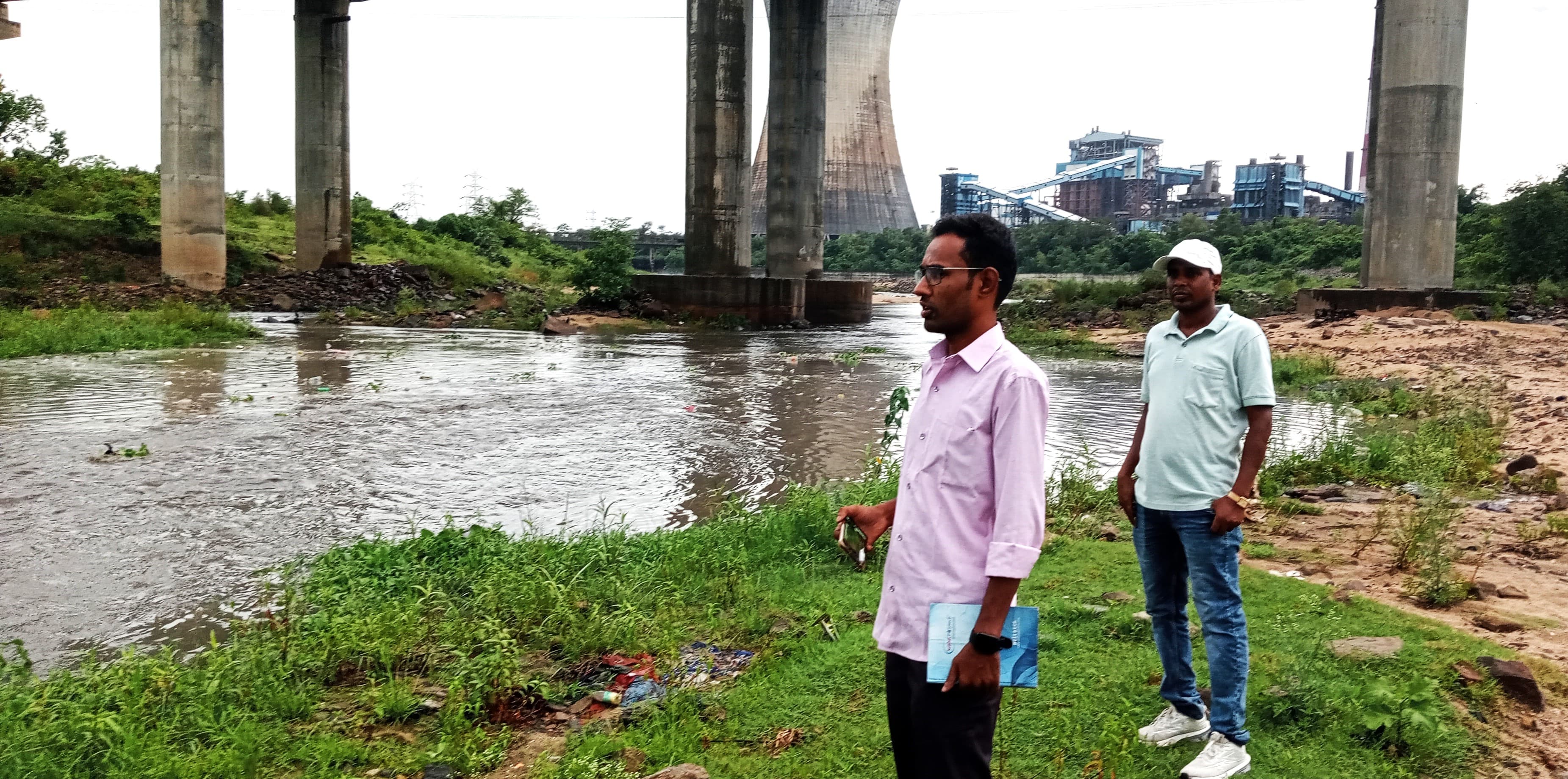 Bokaro News : कोनार नदी में छाई बहाव मामले की प्रदूषण बोर्ड के निरीक्षक ने की जांच