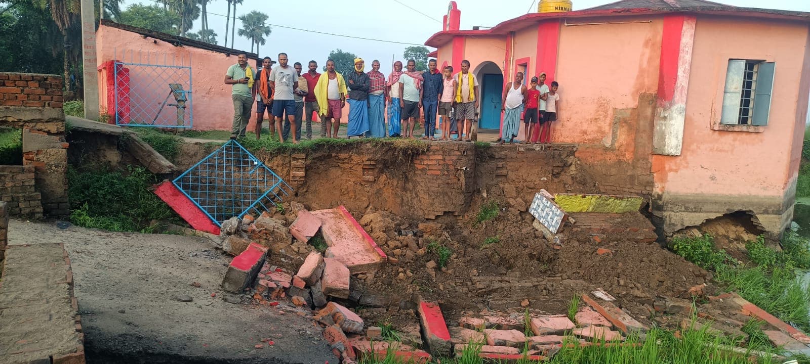 विद्यालय की जर्जर दीवार गिरने से टला बड़ा हादसा