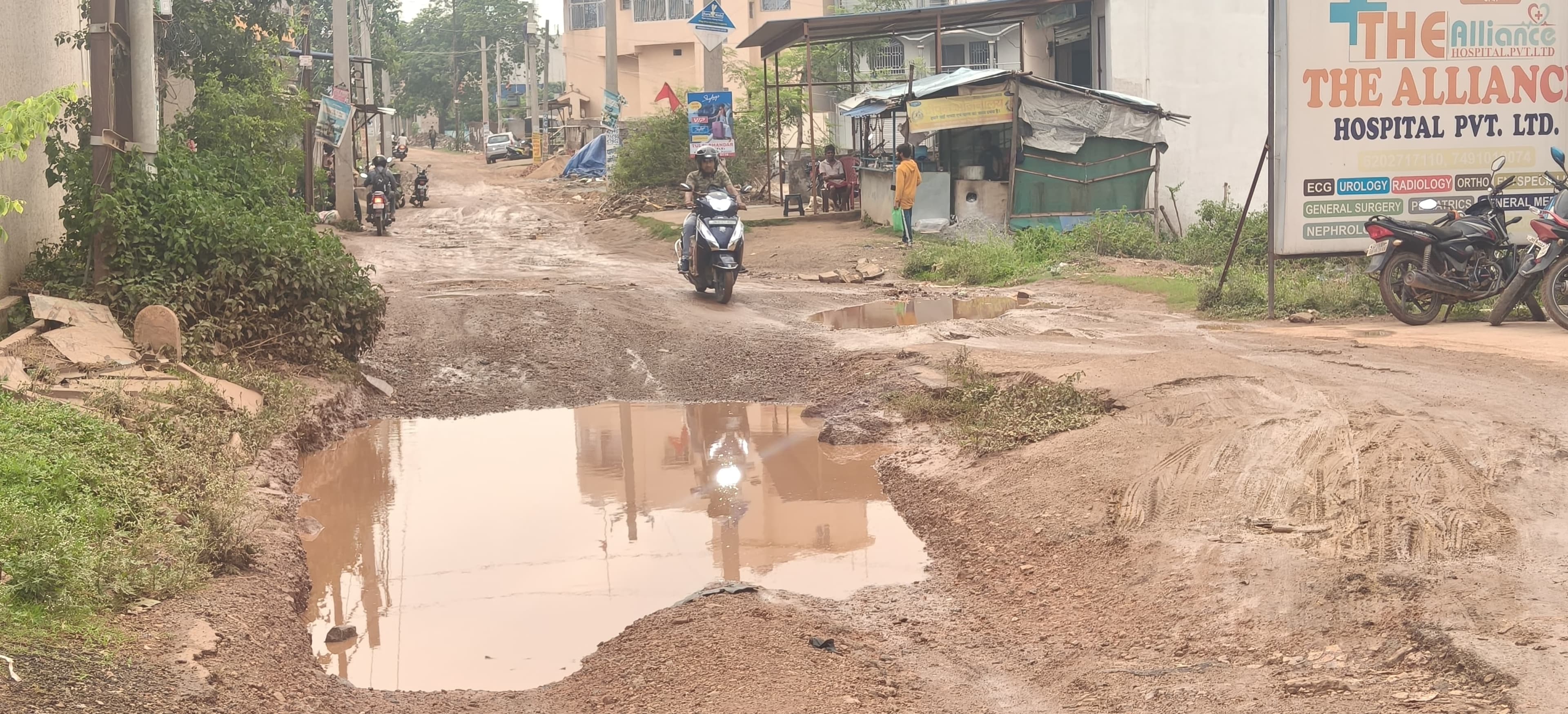 रातू ब्लॉक रोड बना जानलेवा, निर्माण में देरी से लोगों में आक्रोश