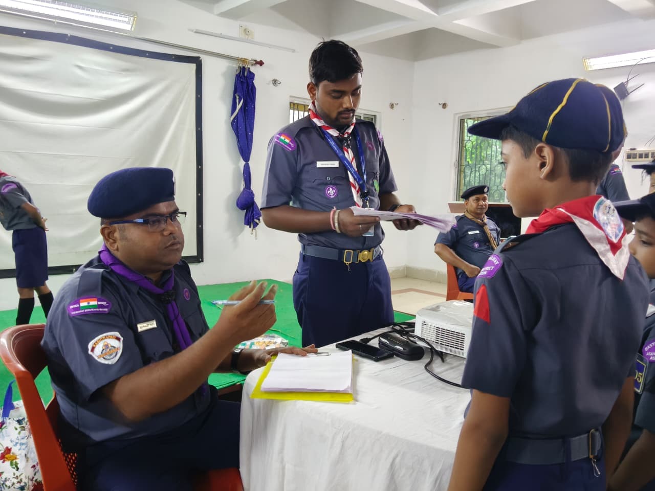स्काउट्स-गाइड्स शिविर में प्रतिभागियों ने सीखी प्राथमिक चिकित्सा व पायनियरिंग की बारीकियां