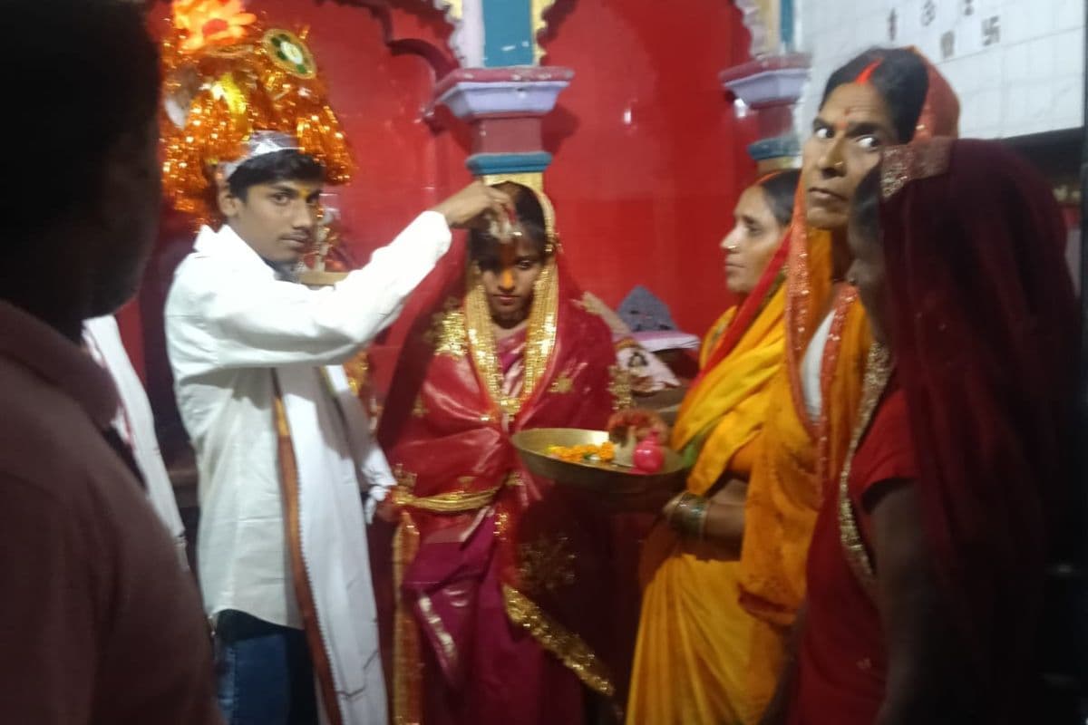 परिवारों की रजामंदी से एक हुए प्रेमी युगल, मंदिर में संपन्न हुआ विवाह